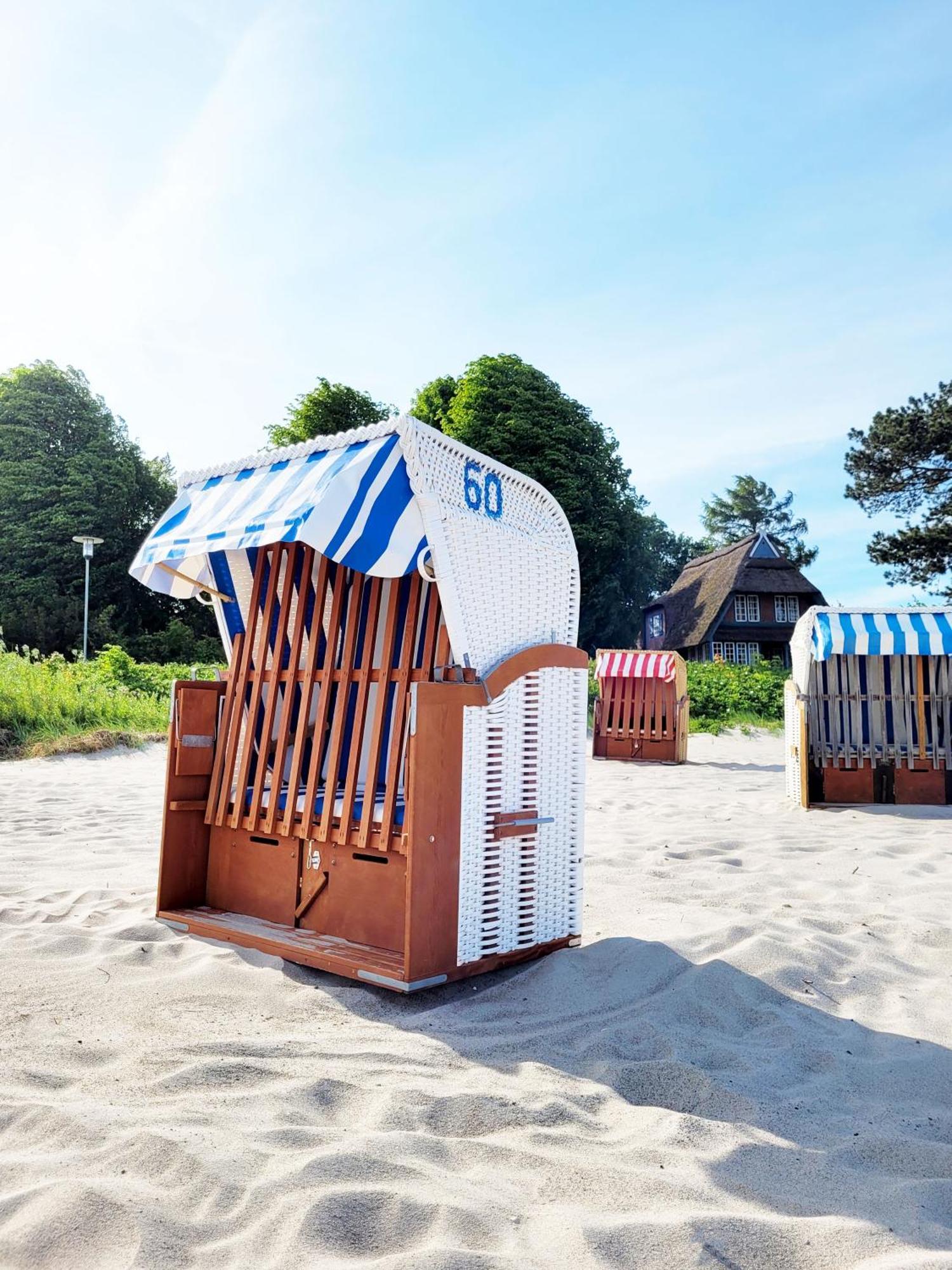 Strandnahe Ruheoase: Hochwertige Mit Terrasse Und Boxspringbett